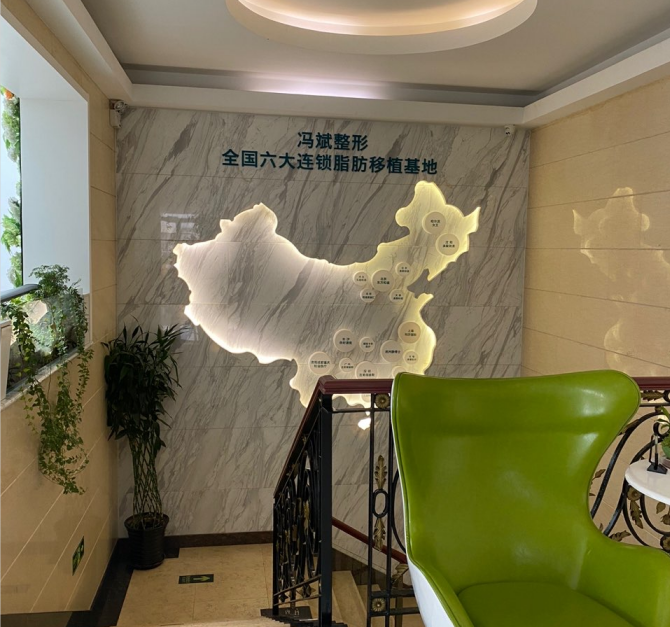 馮斌脂肪填充收費標準解析:單部位4.99萬+的背后價值何在?比普通填充貴的理由全在這 巨大蘑菇头顶进子宫